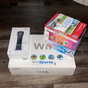 NINTENDO WII CONSOLE BUNDLE WHITE +5 games 4 AUTHENTIC CONTROLLERS +2 nunchucks